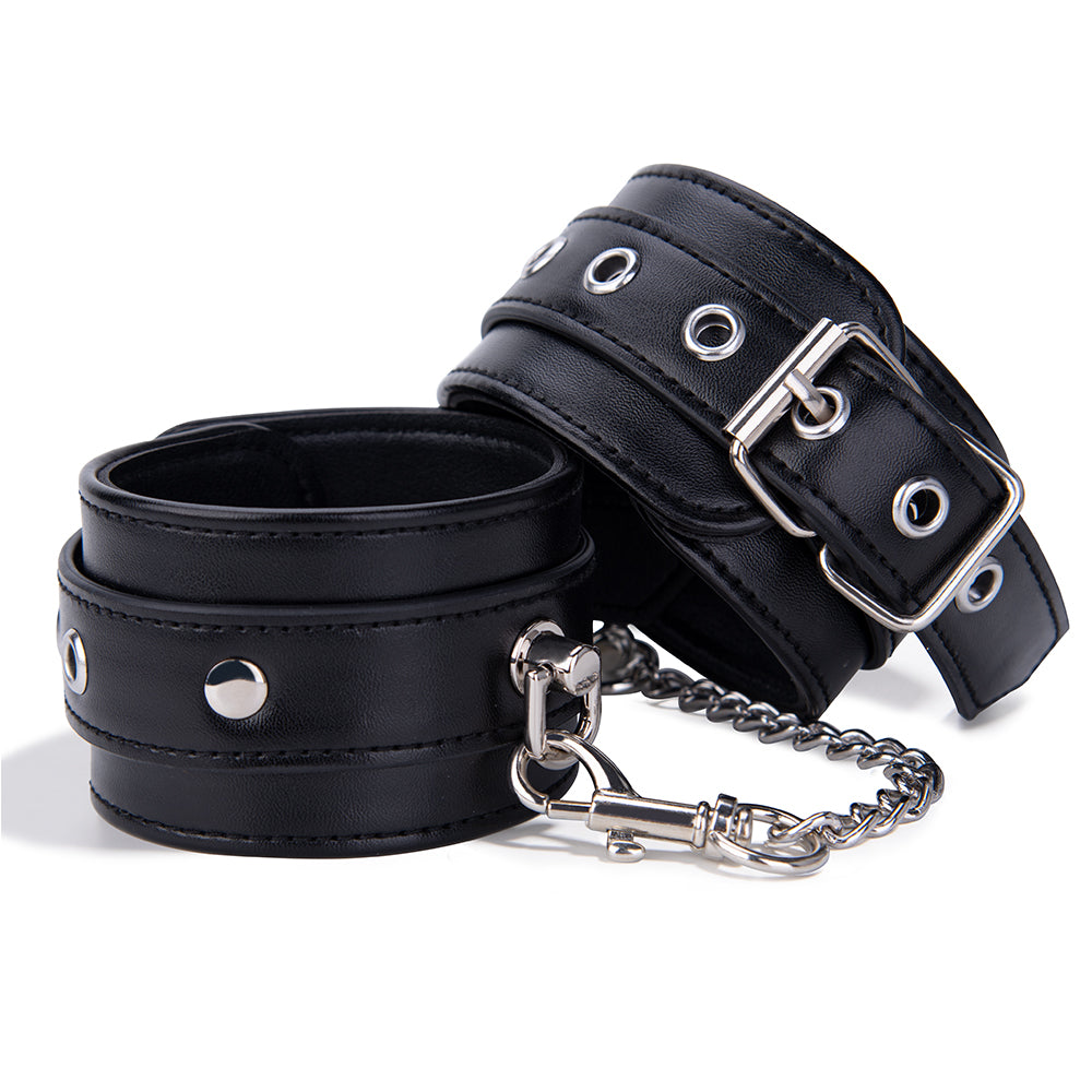 Handfesseln aus Kunstleder mit Kette