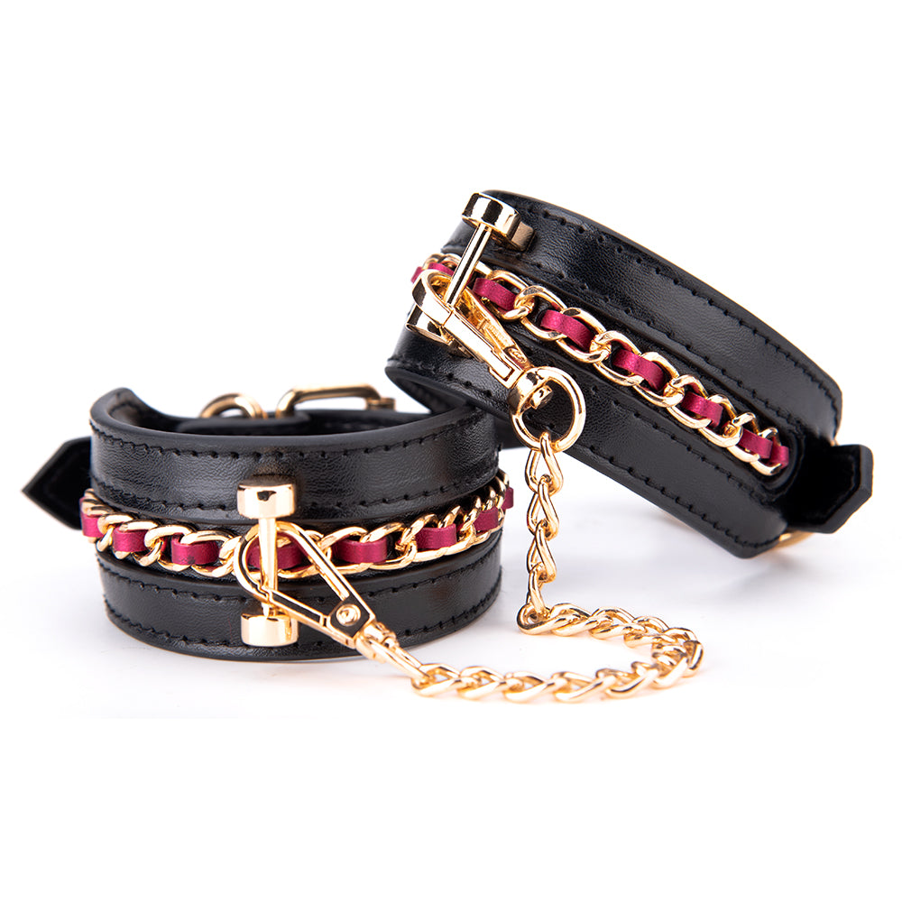 Elegante Leder-Handfesseln mit goldener Kette