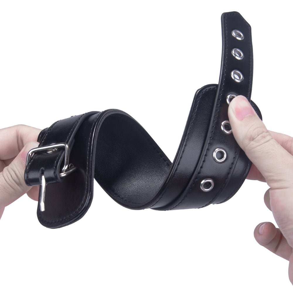 Handfesseln aus Kunstleder mit Kette