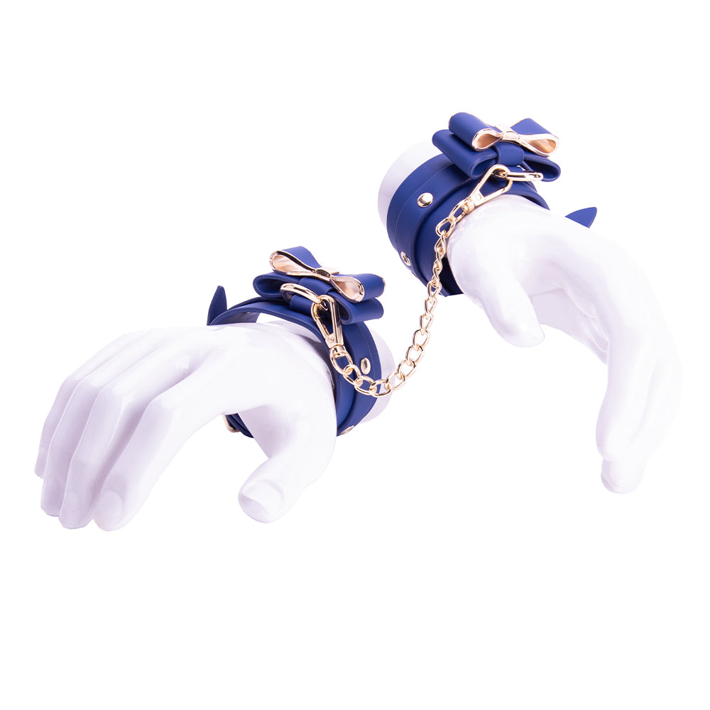 Verspielte Handfesseln mit Schleifen & goldener Kette